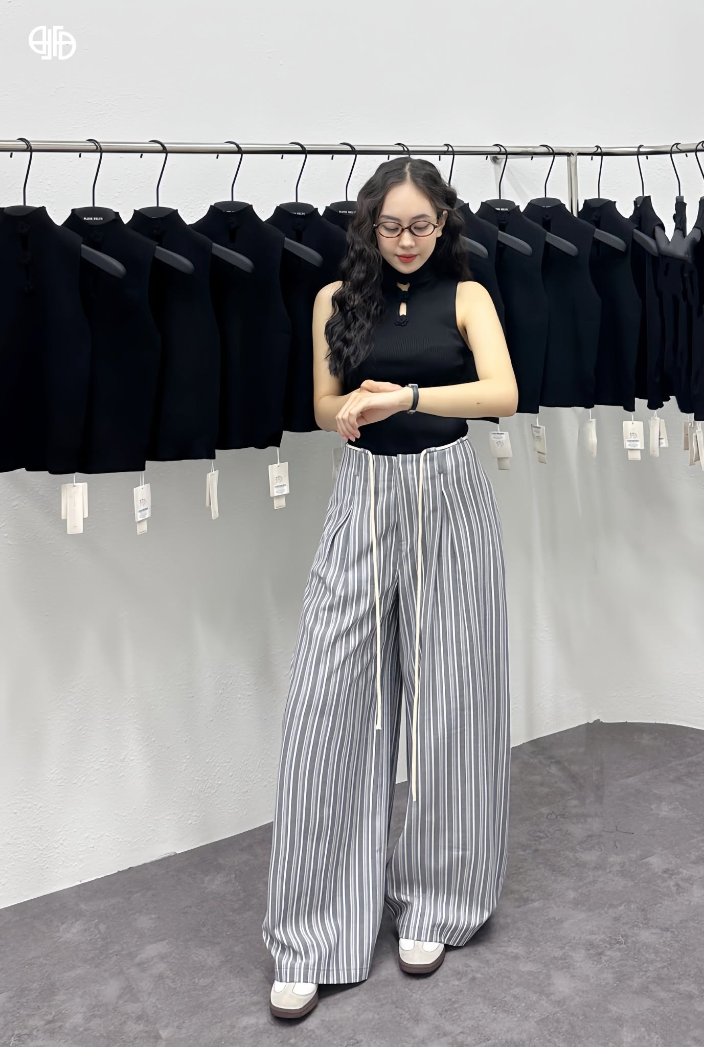 Áo Len Sát Nách Phối 3 Bông Hoa -Đen (AL181)