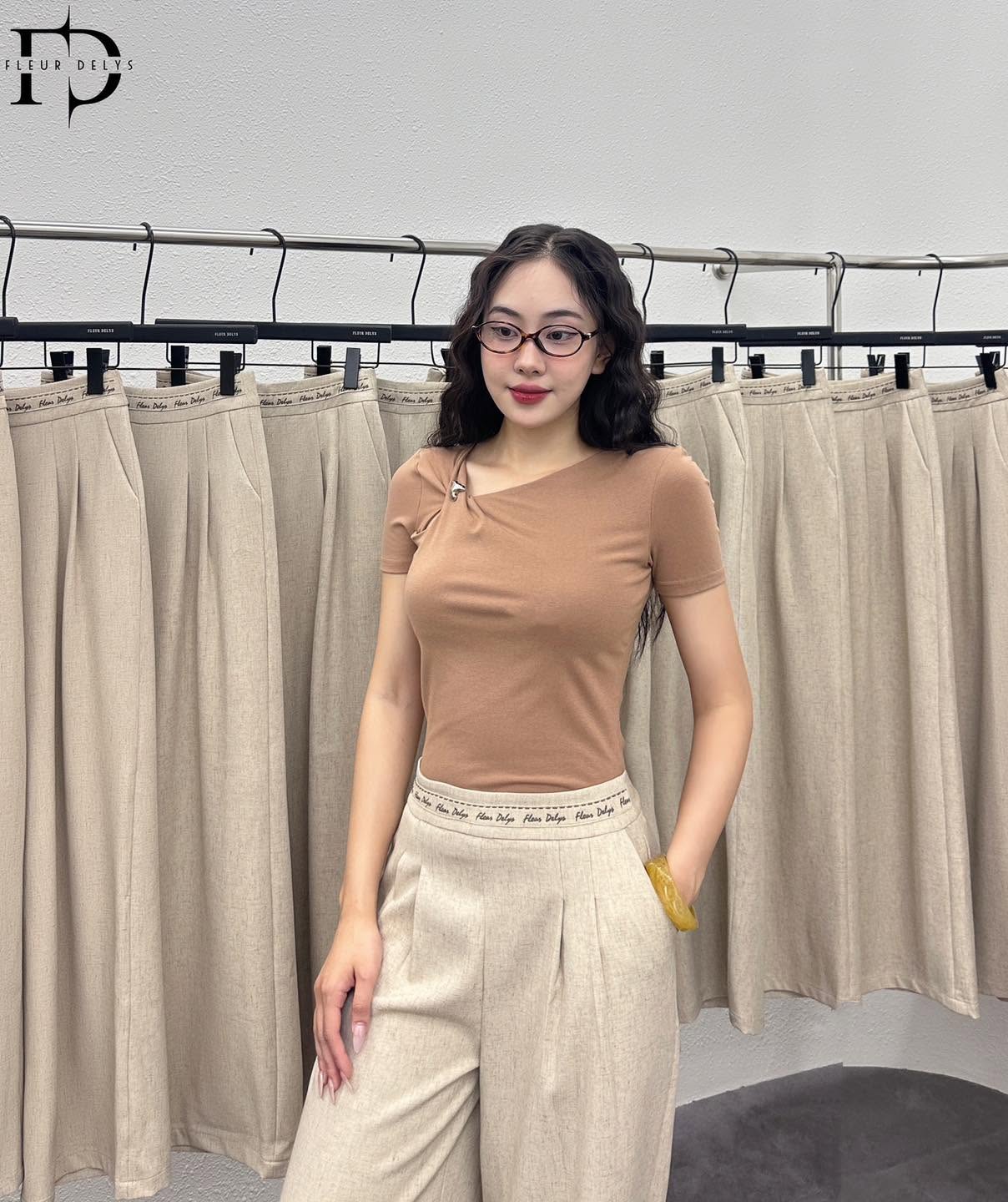 Áo Thun Cổ Lệch Gập Ly - Nâu (AC261)