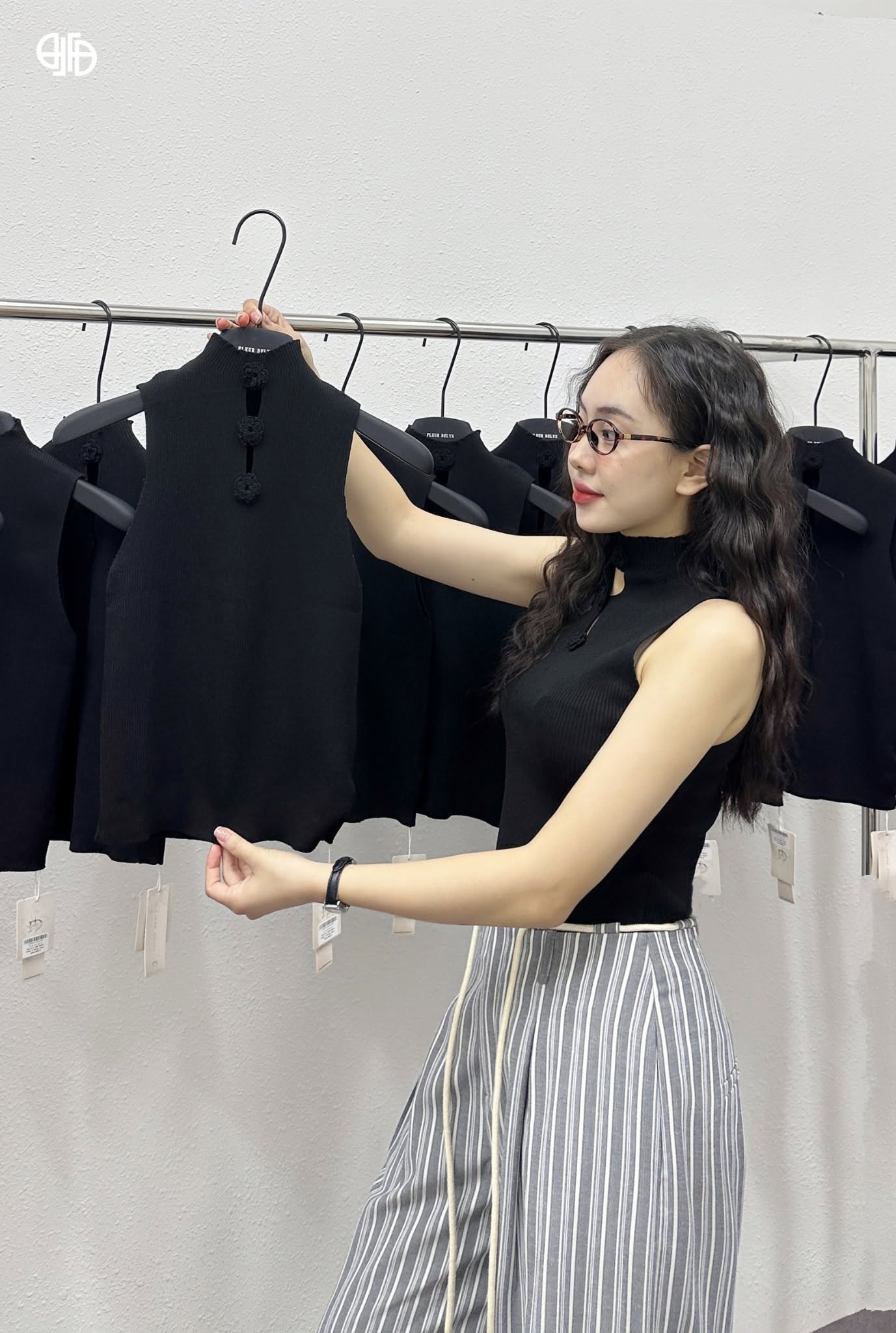 Áo Len Sát Nách Phối 3 Bông Hoa -Đen (AL181)